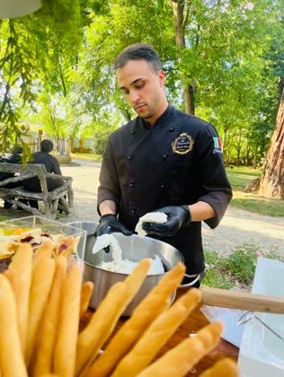Lavorazione della mozzarella durante un servizio