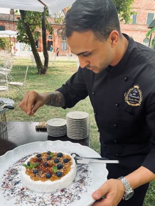 Impiattamento di un dolce durante un evento
